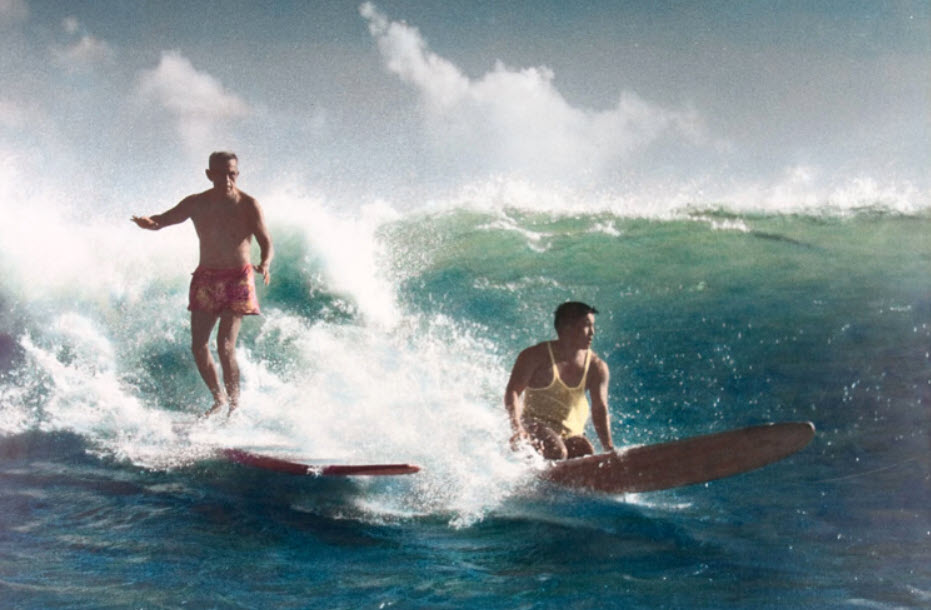 Hawaiins surfing